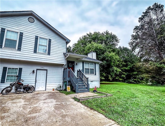 view of front of home featuring a front yard