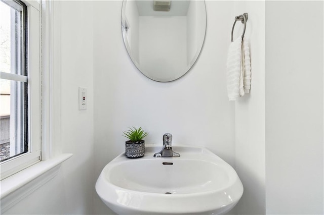 bathroom featuring a sink