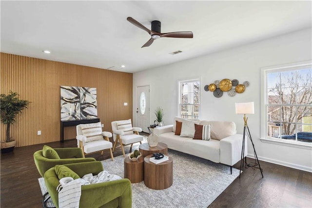 living area with baseboards, visible vents, ceiling fan, wood finished floors, and recessed lighting