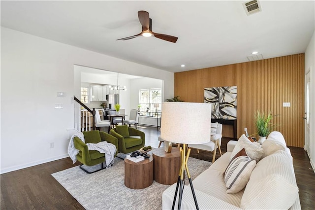 living area featuring ceiling fan, recessed lighting, visible vents, baseboards, and dark wood-style floors