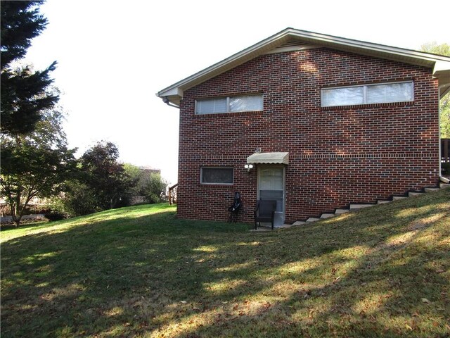 view of side of property featuring a lawn