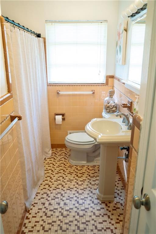 991 Lakemont Dr, Gainesville, GA 30501 - full bathroom featuring tile patterned floors, toilet, a wainscoted wall, a shower with curtain, and tile walls