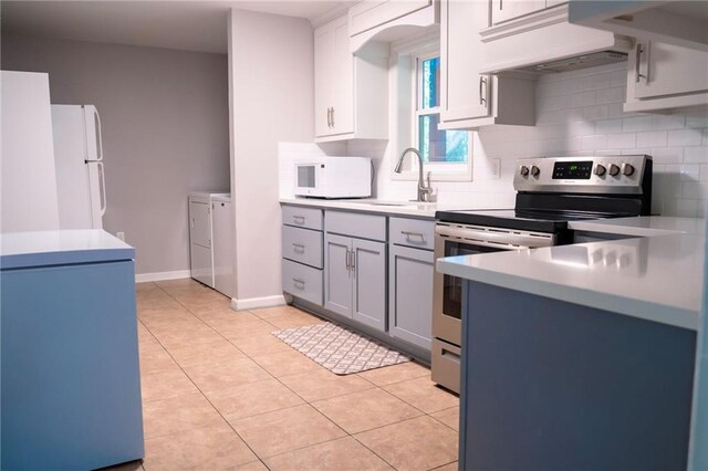 991 Lakemont Dr, Gainesville, GA 30501 - kitchen featuring independent washer and dryer, white appliances, custom range hood, a sink, and backsplash