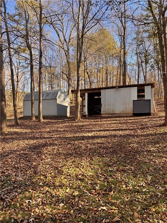 view of yard featuring an outbuilding