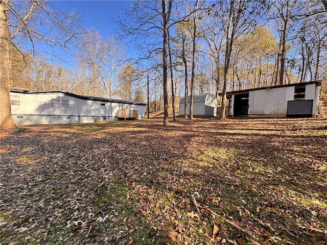 view of yard with an outdoor structure