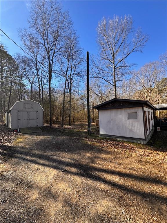 view of yard with a storage shed