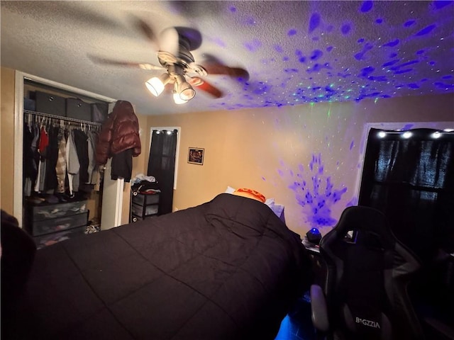 bedroom featuring ceiling fan, a closet, and a textured ceiling