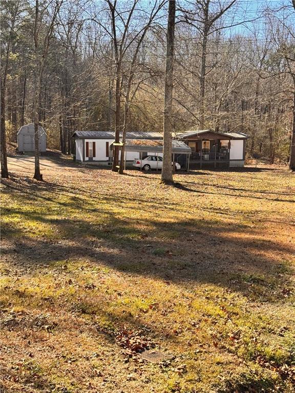 view of yard featuring a storage shed