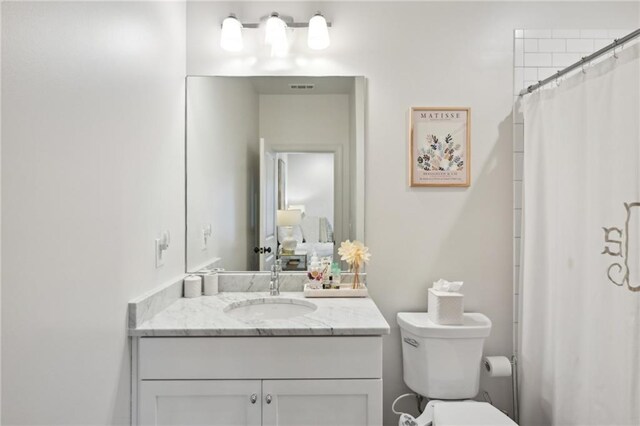 full bath with toilet, visible vents, a shower with shower curtain, and vanity