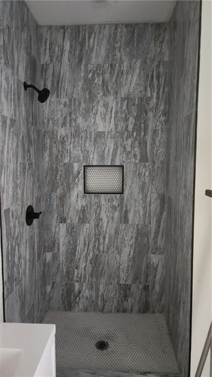 bathroom featuring tiled shower