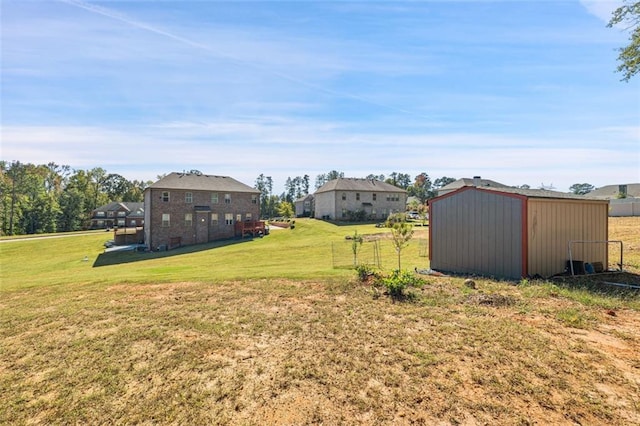 view of yard featuring an outbuilding