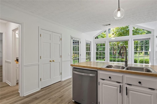 4220 Singing Post Ln NE, Roswell, GA 30075 - kitchen with dishwasher, a sink, light wood-style floors, vaulted ceiling, and a textured ceiling