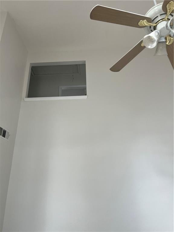 room details featuring ceiling fan