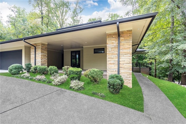 view of front of house featuring a front yard