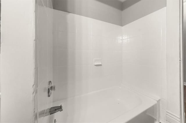 bathroom featuring tiled shower / bath combo