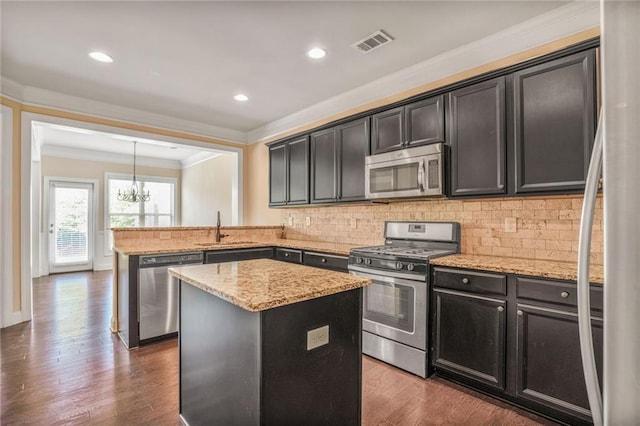 11686 Davenport Ln, Alpharetta, GA 30005 - kitchen with appliances with stainless steel finishes, a sink, ornamental molding, a peninsula, and a chandelier