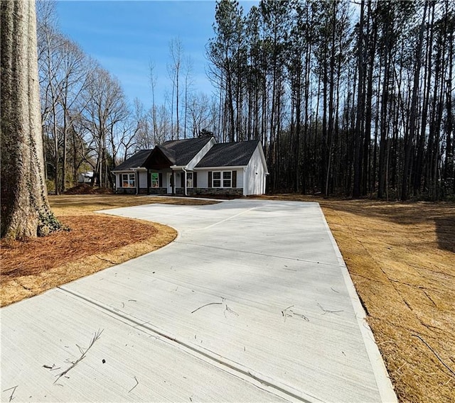 view of front of property featuring driveway