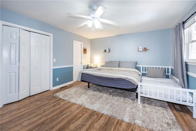 bedroom with hardwood / wood-style flooring, ceiling fan, and a closet