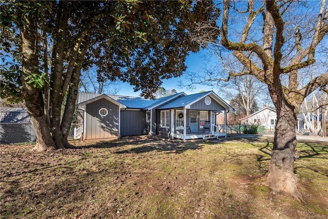 view of front facade featuring a front yard and covered porch