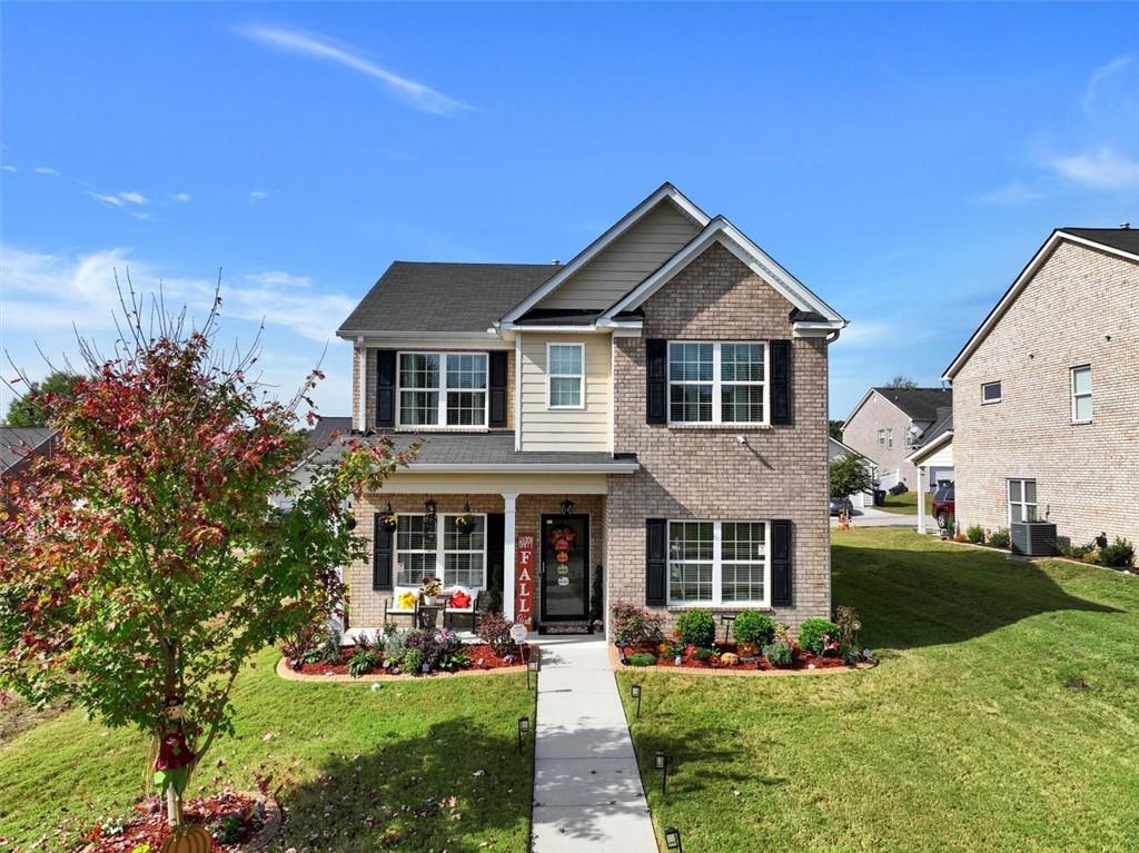 craftsman house featuring central AC and a front lawn