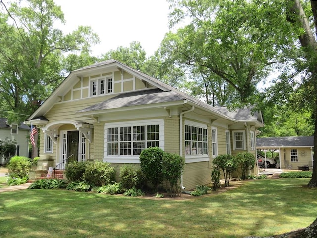 view of front of home with a front lawn