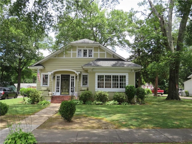 view of front of house with a front lawn