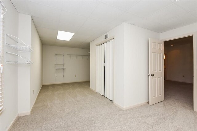 unfurnished room with ceiling fan, dark wood-type flooring, ornamental molding, and a raised ceiling