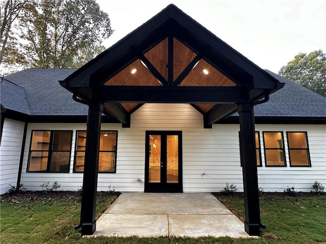 view of front of home featuring a front lawn and a patio