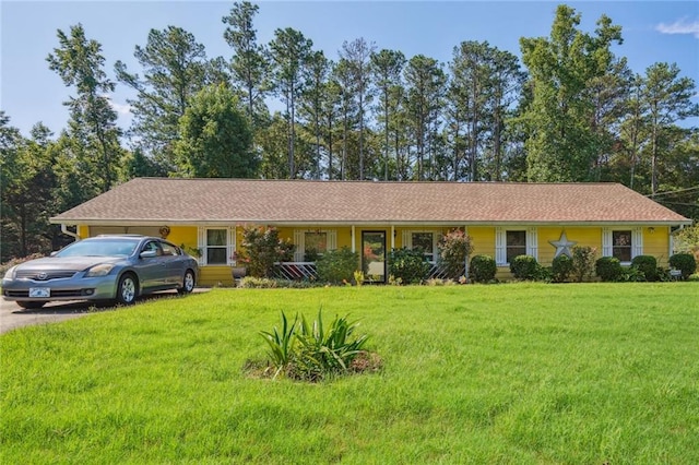 ranch-style house featuring a front yard