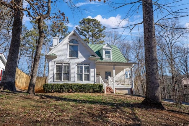 view of front of property featuring a porch and a front yard