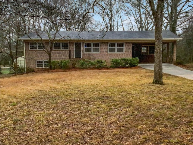 view of front facade featuring a front yard and a carport