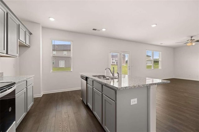 kitchen featuring visible vents, dark wood-type flooring, gray cabinetry, a sink, and stainless steel appliances