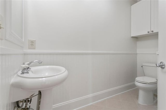 4100 Paces Walk SE Unit 4306, Atlanta, GA 30339 - half bath featuring tile patterned flooring, wainscoting, toilet, a sink, and baseboards