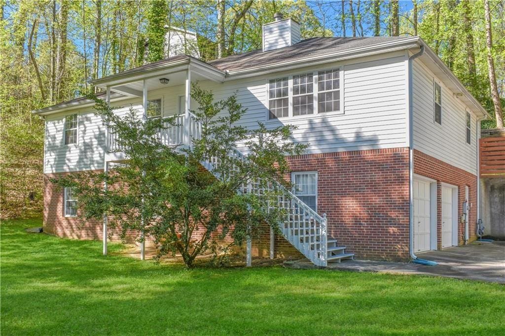 view of front of property featuring a garage and a front lawn