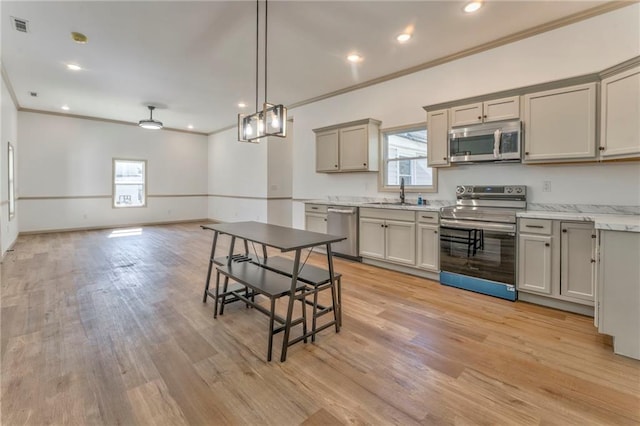 kitchen with visible vents, light wood-style flooring, gray cabinets, a sink, and stainless steel appliances