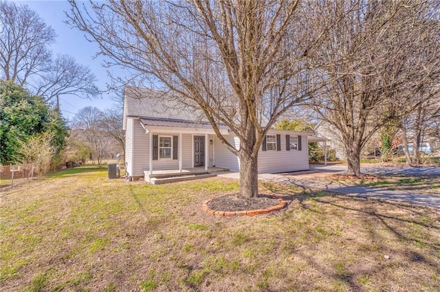 view of front facade featuring a porch, fence, and a front lawn