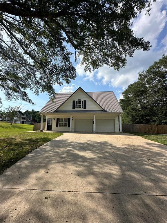 view of front of house with a front lawn