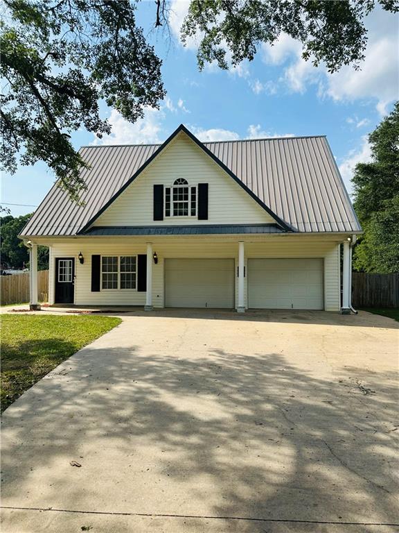 view of front of home featuring a garage and a front lawn