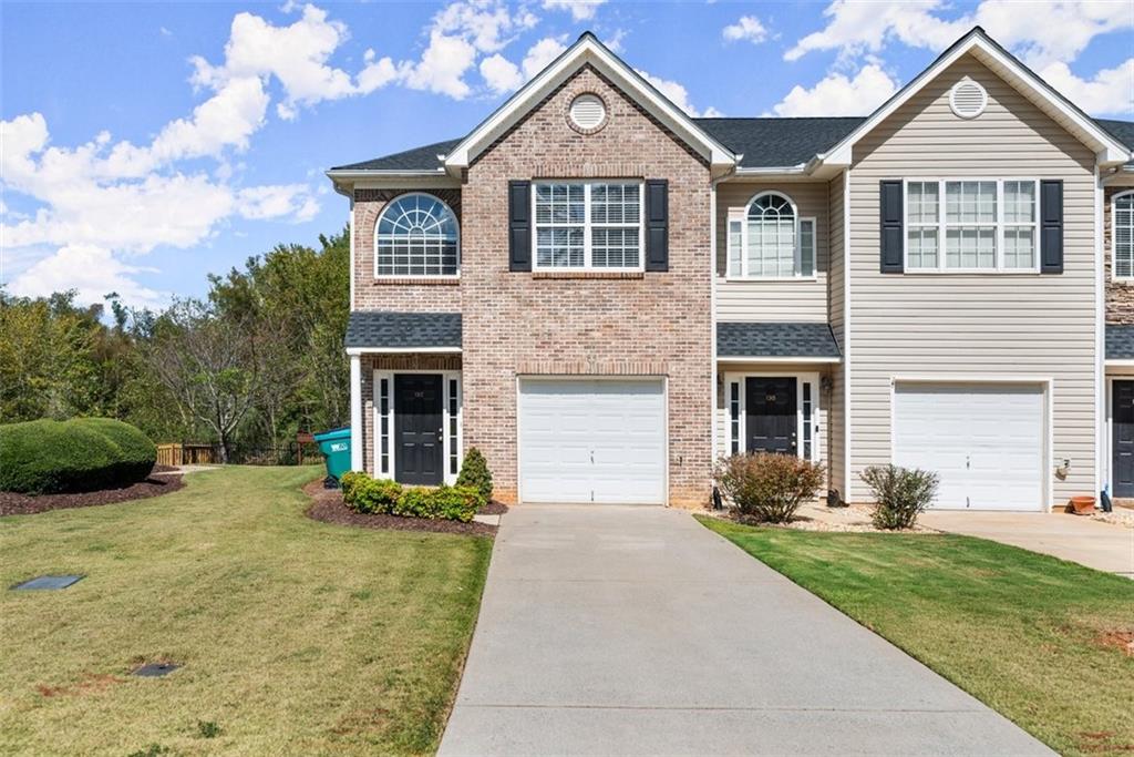 view of front of property featuring a front yard and a garage