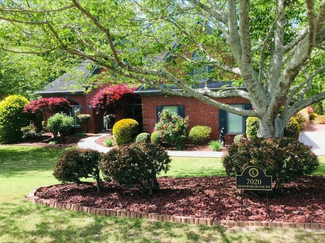 view of front of house with a front lawn