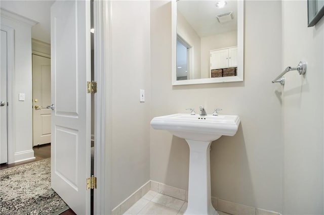 bathroom featuring visible vents, baseboards, and tile patterned floors