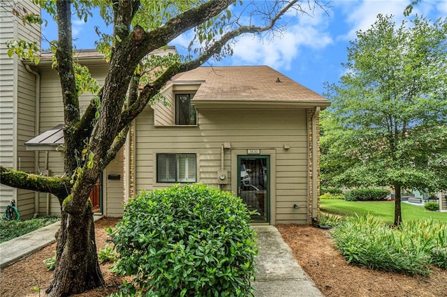 view of front facade with a front yard