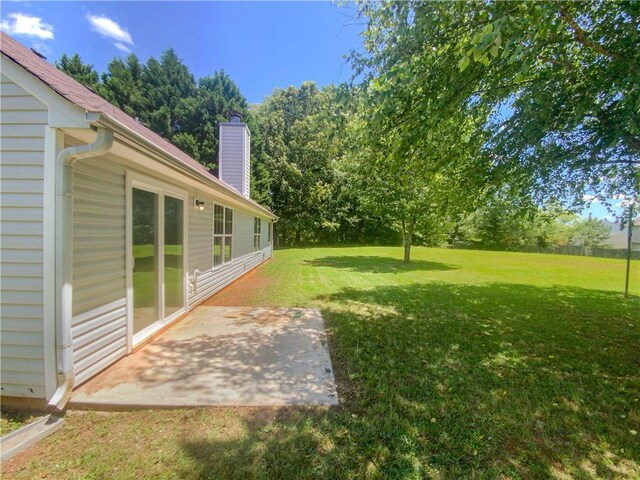 view of yard featuring a patio area