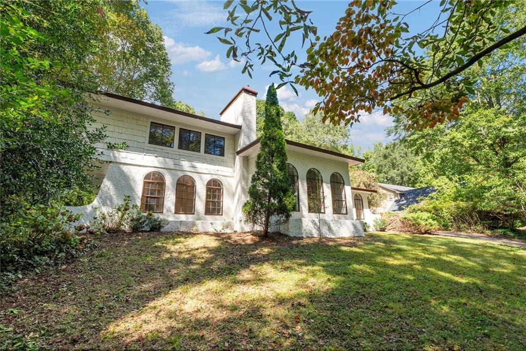 view of front of property featuring a front lawn