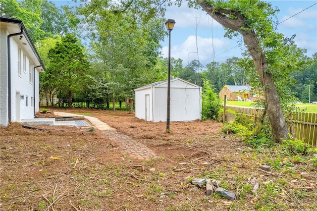 view of yard featuring a shed