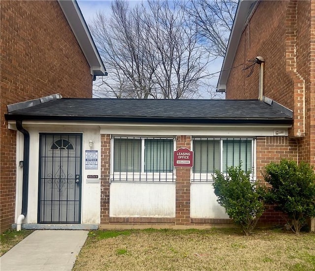 entrance to property with a yard