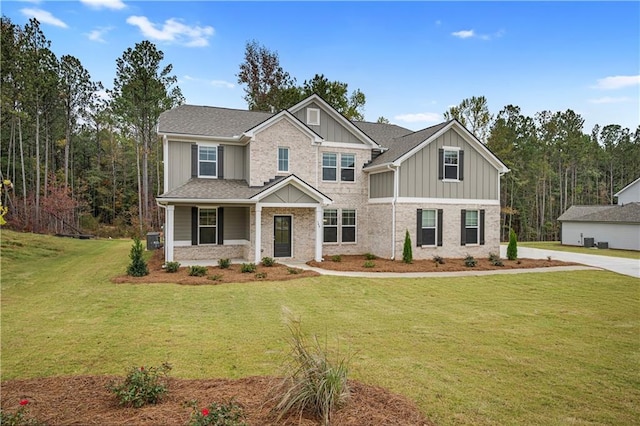 craftsman inspired home featuring a front lawn