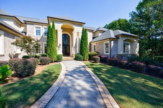 view of front of property featuring a front yard