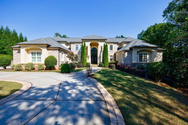 view of front facade featuring a front yard