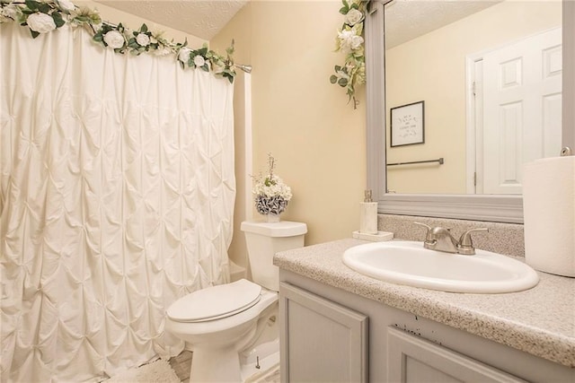 full bathroom featuring vanity, toilet, shower / bath combo with shower curtain, and a textured ceiling